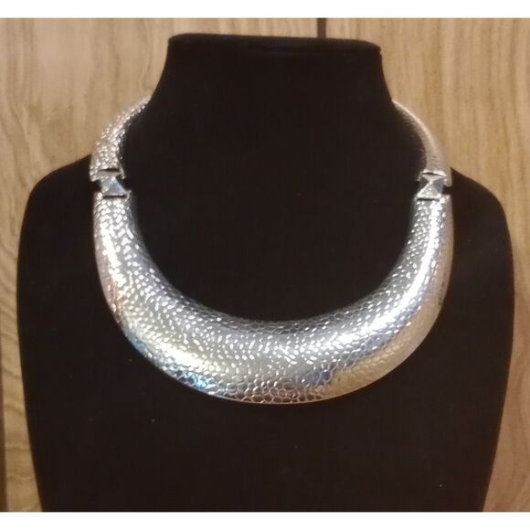 Signed MG Textured Animal Print Silver Tone 16-19" Hinge Bib Statement Necklace - Picture 1 of 10